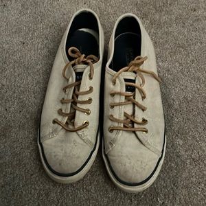 Cream sperry sneaker